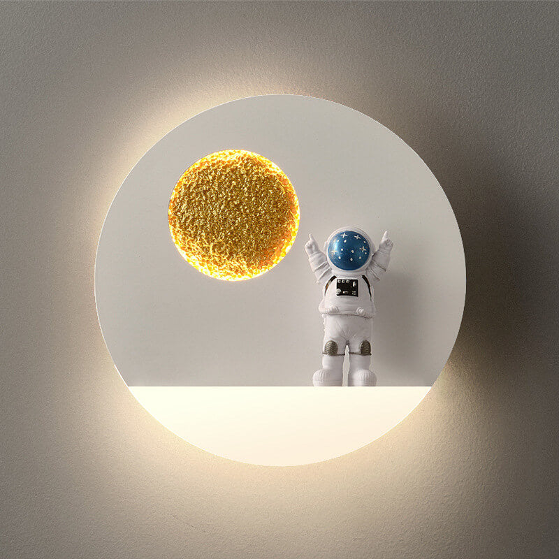 Avelena | Zeitgenössische kreative Eisenharz runde Astronaut LED Wandleuchte Lampe für Schlafzimmer