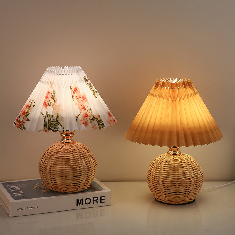 Avelena | RattaLume Nordic LED Tischlampe | Geflochtenes Rattan & Faltstoffschirm | Stimmungslicht | Deko fürs Schlafzimmer