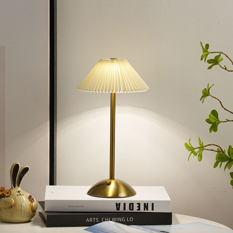Avelena | Zeitgenössische skandinavische wiederaufladbare Eisenstoff konische plissierte LED-Tischlampe für Nachttisch