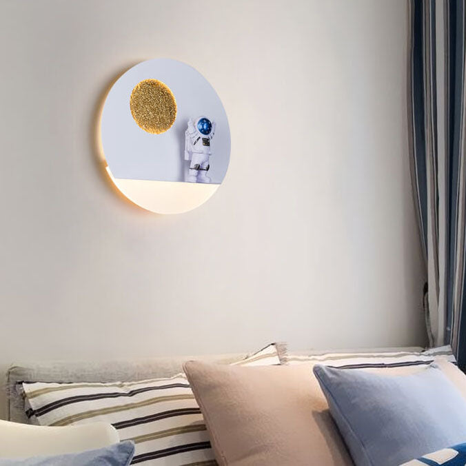 Avelena | Zeitgenössische kreative Eisenharz runde Astronaut LED Wandleuchte Lampe für Schlafzimmer