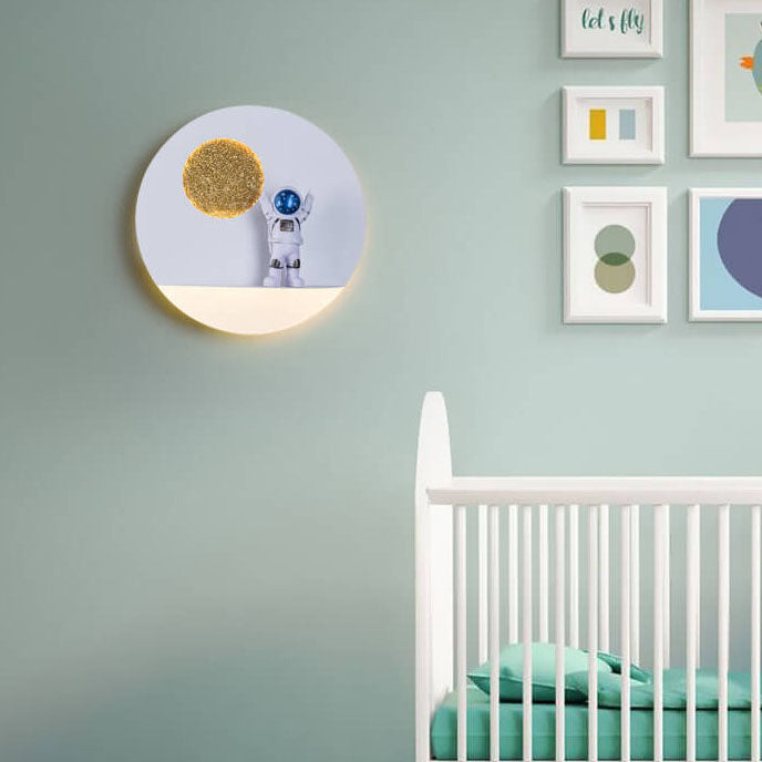 Avelena | Zeitgenössische kreative Eisenharz runde Astronaut LED Wandleuchte Lampe für Schlafzimmer