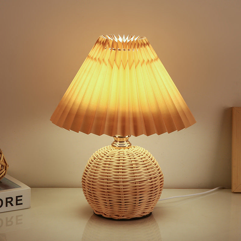 Avelena | RattaLume Nordic LED Tischlampe | Geflochtenes Rattan & Faltstoffschirm | Stimmungslicht | Deko fürs Schlafzimmer