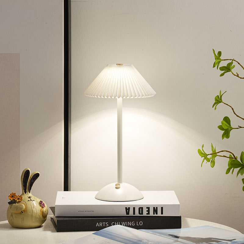 Avelena | Zeitgenössische skandinavische wiederaufladbare Eisenstoff konische plissierte LED-Tischlampe für Nachttisch