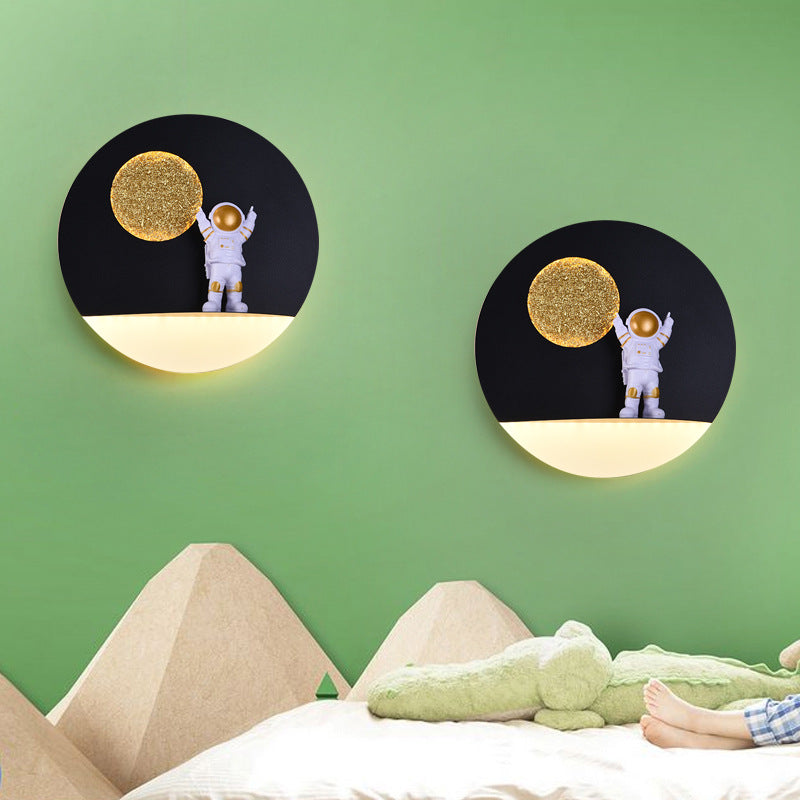 Avelena | Zeitgenössische kreative Eisenharz runde Astronaut LED Wandleuchte Lampe für Schlafzimmer