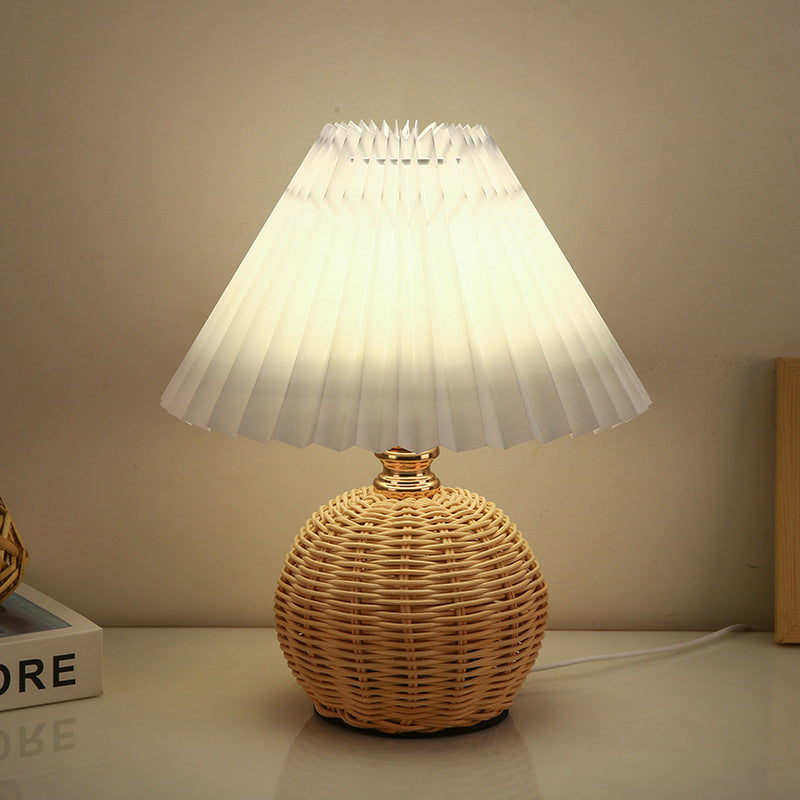 Avelena | RattaLume Nordic LED Tischlampe | Geflochtenes Rattan & Faltstoffschirm | Stimmungslicht | Deko fürs Schlafzimmer
