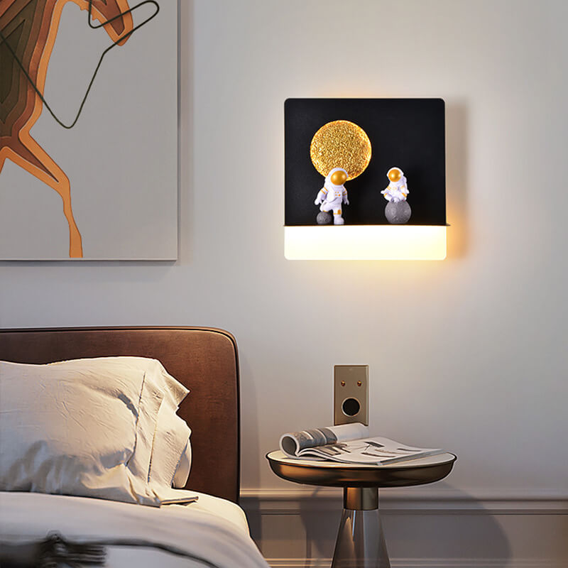 Avelena | Zeitgenössische kreative Eisenharz runde Astronaut LED Wandleuchte Lampe für Schlafzimmer