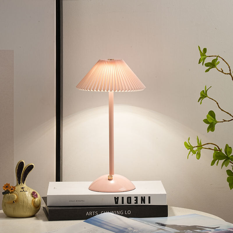 Avelena | Zeitgenössische skandinavische wiederaufladbare Eisenstoff konische plissierte LED-Tischlampe für Nachttisch