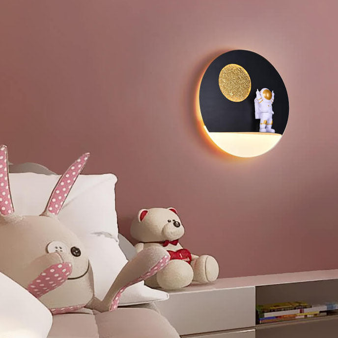 Avelena | Zeitgenössische kreative Eisenharz runde Astronaut LED Wandleuchte Lampe für Schlafzimmer