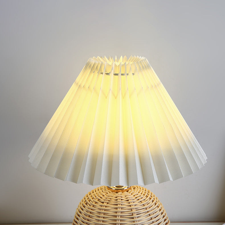Avelena | RattaLume Nordic LED Tischlampe | Geflochtenes Rattan & Faltstoffschirm | Stimmungslicht | Deko fürs Schlafzimmer