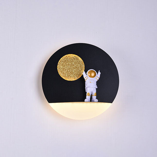 Avelena | Zeitgenössische kreative Eisenharz runde Astronaut LED Wandleuchte Lampe für Schlafzimmer