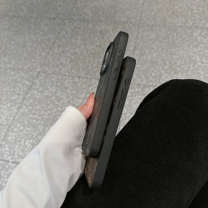 Avelena | LUXE LV GROSS LOGO IPHONE HÜLLE
