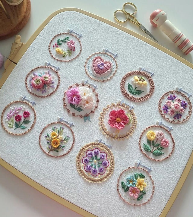 Avelena | Stickrahmen Set „Kleiner Blumenrahmen“ | DIY Stickerei | 12 Designs | Für Anfänger