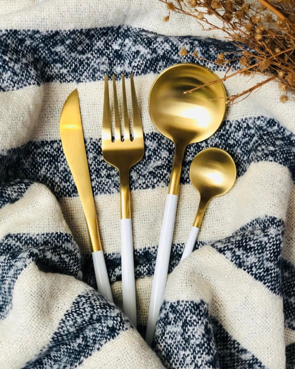 Avelena– Luxus Besteckset mit goldenen Akzenten & mattschwarzen Griffen