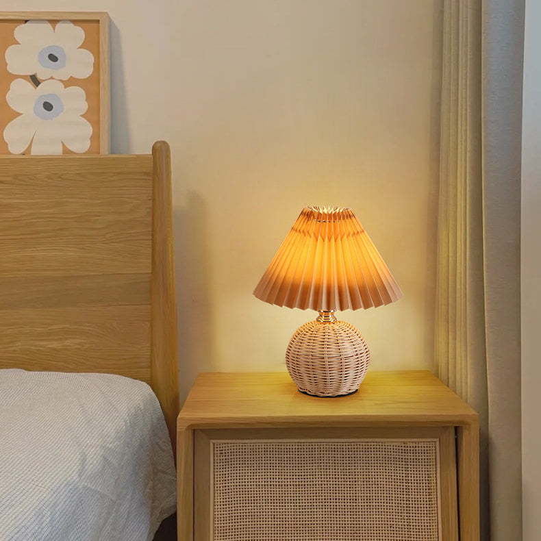 Avelena | RattaLume Nordic LED Tischlampe | Geflochtenes Rattan & Faltstoffschirm | Stimmungslicht | Deko fürs Schlafzimmer
