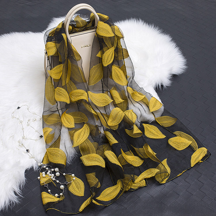 Avelena | Seidenschal mit Schnittblumen hohlem Motiv