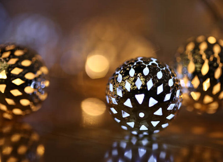 Avelena | Solar-Lichterkette Marokkanische Kugel Bunte LED Weihnachtslichter Eisenkugeln Dekoration Außen Lichterkette