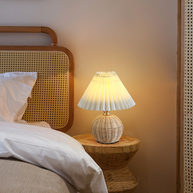 Avelena | RattaLume Nordic LED Tischlampe | Geflochtenes Rattan & Faltstoffschirm | Stimmungslicht | Deko fürs Schlafzimmer