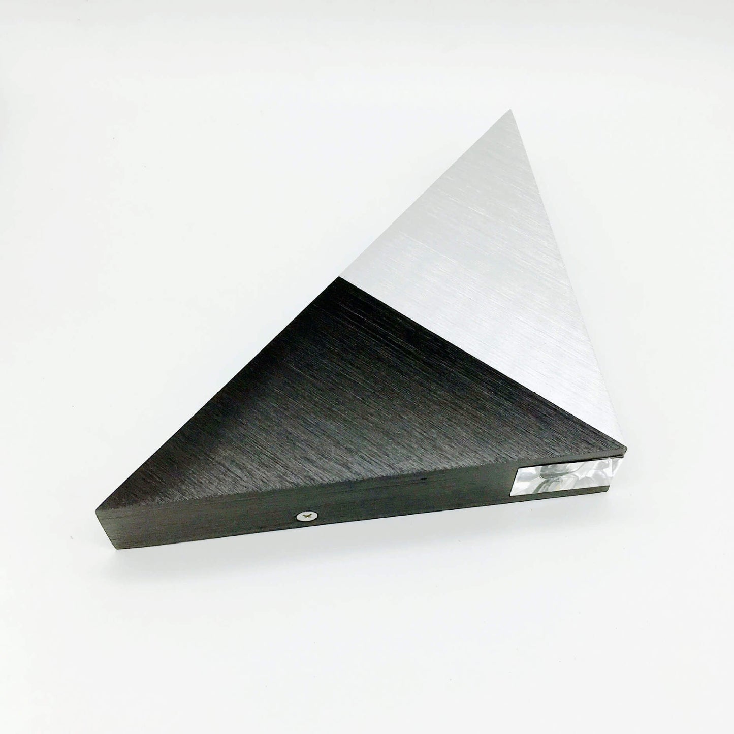 Avelena | TriLumina Prisma LED Wandleuchte | Kreatives Pyramidendesign | Aluminium & Acryl | Farbige Lichtoptionen