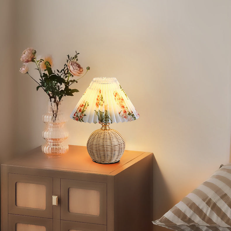 Avelena | RattaLume Nordic LED Tischlampe | Geflochtenes Rattan & Faltstoffschirm | Stimmungslicht | Deko fürs Schlafzimmer