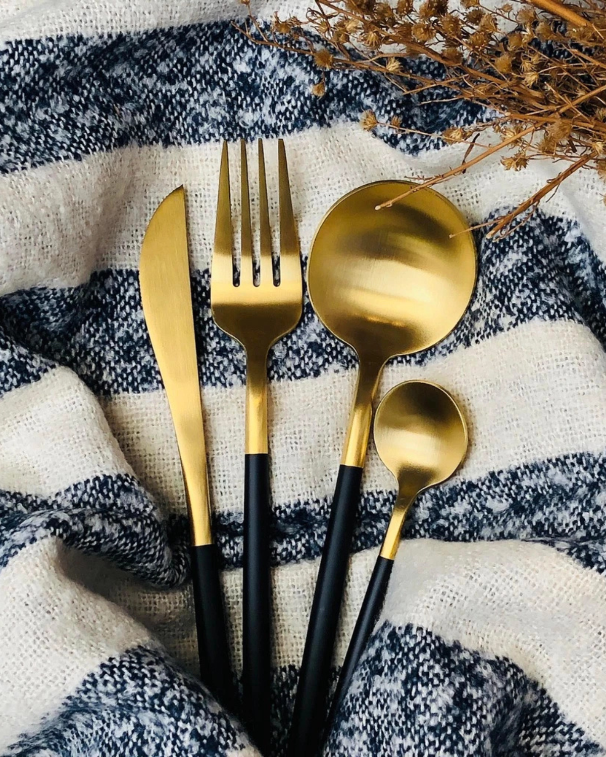 Avelena– Luxus Besteckset mit goldenen Akzenten & mattschwarzen Griffen