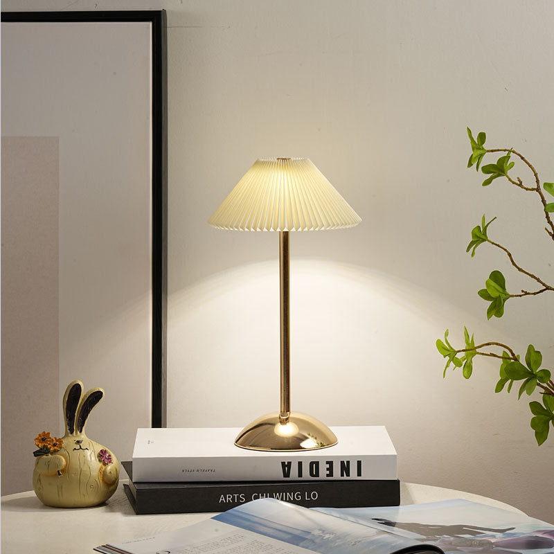 Avelena | Zeitgenössische skandinavische wiederaufladbare Eisenstoff konische plissierte LED-Tischlampe für Nachttisch