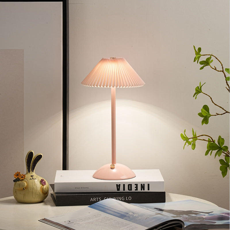 Avelena | Zeitgenössische skandinavische wiederaufladbare Eisenstoff konische plissierte LED-Tischlampe für Nachttisch