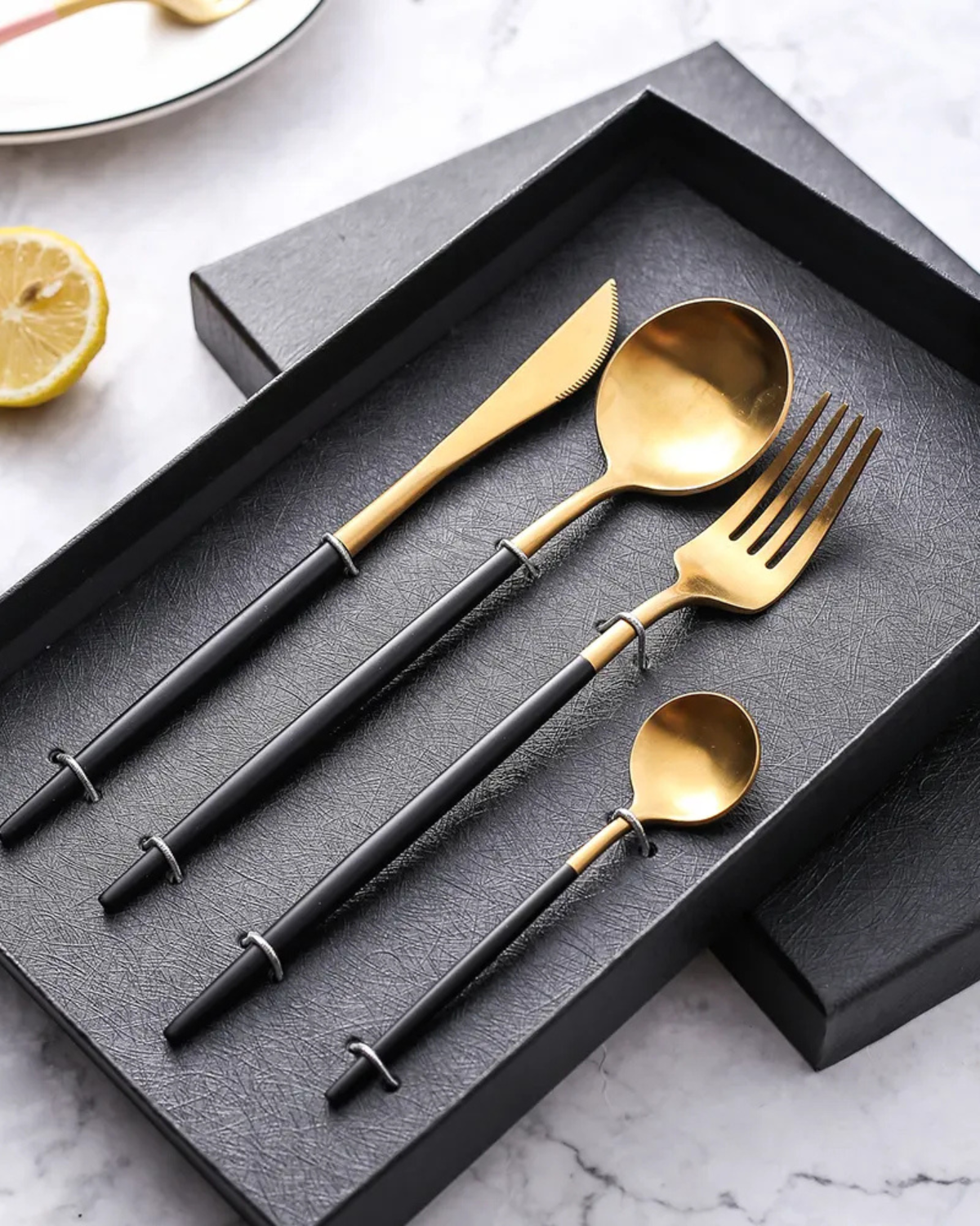 Avelena– Luxus Besteckset mit goldenen Akzenten & mattschwarzen Griffen
