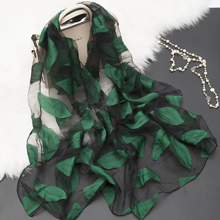 Avelena | Seidenschal mit Schnittblumen hohlem Motiv