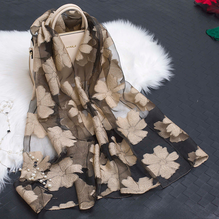 Avelena | Seidenschal mit Schnittblumen hohlem Motiv
