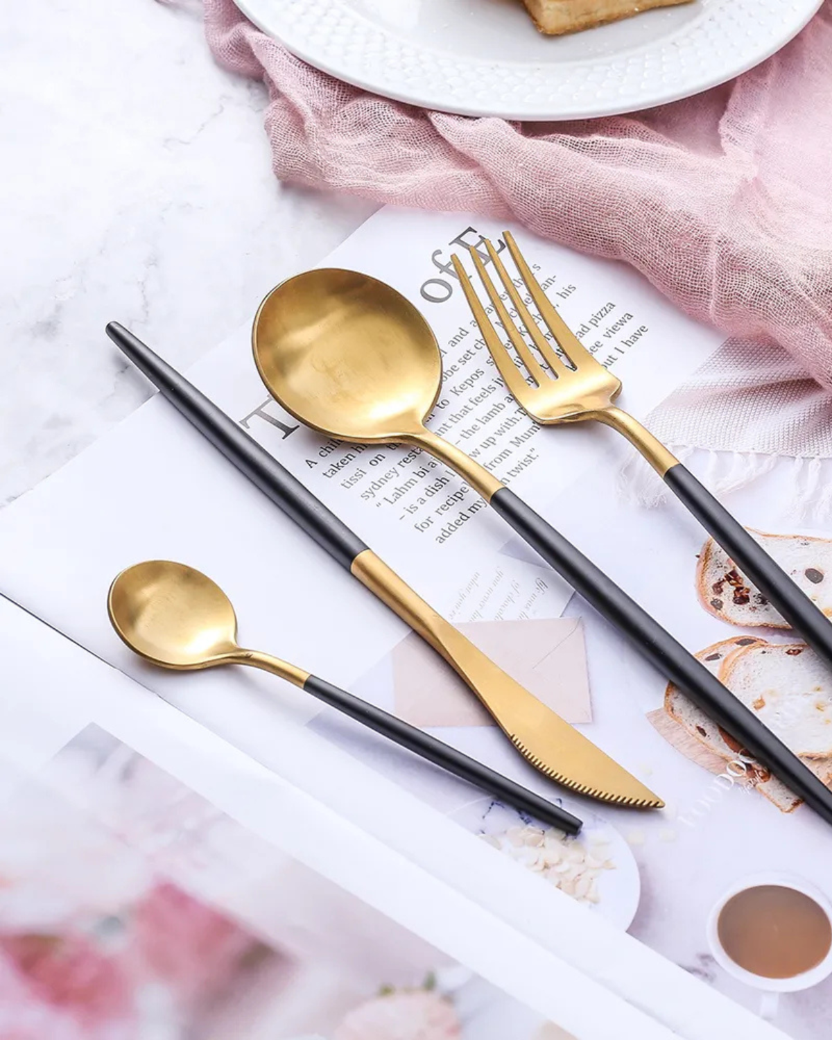 Avelena– Luxus Besteckset mit goldenen Akzenten & mattschwarzen Griffen