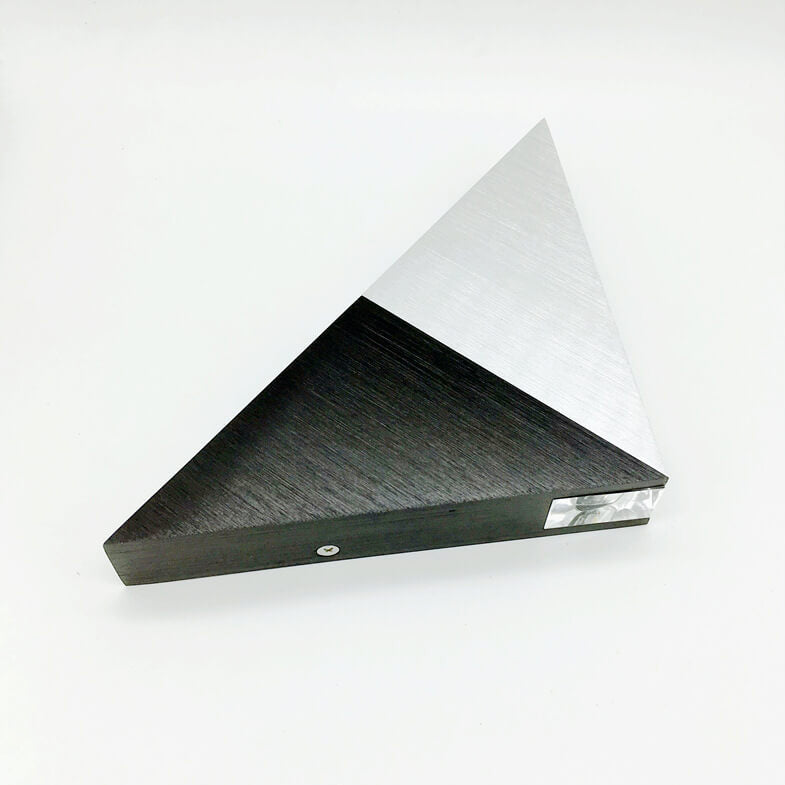 Avelena | TriLumina Prisma LED Wandleuchte | Kreatives Pyramidendesign | Aluminium & Acryl | Farbige Lichtoptionen