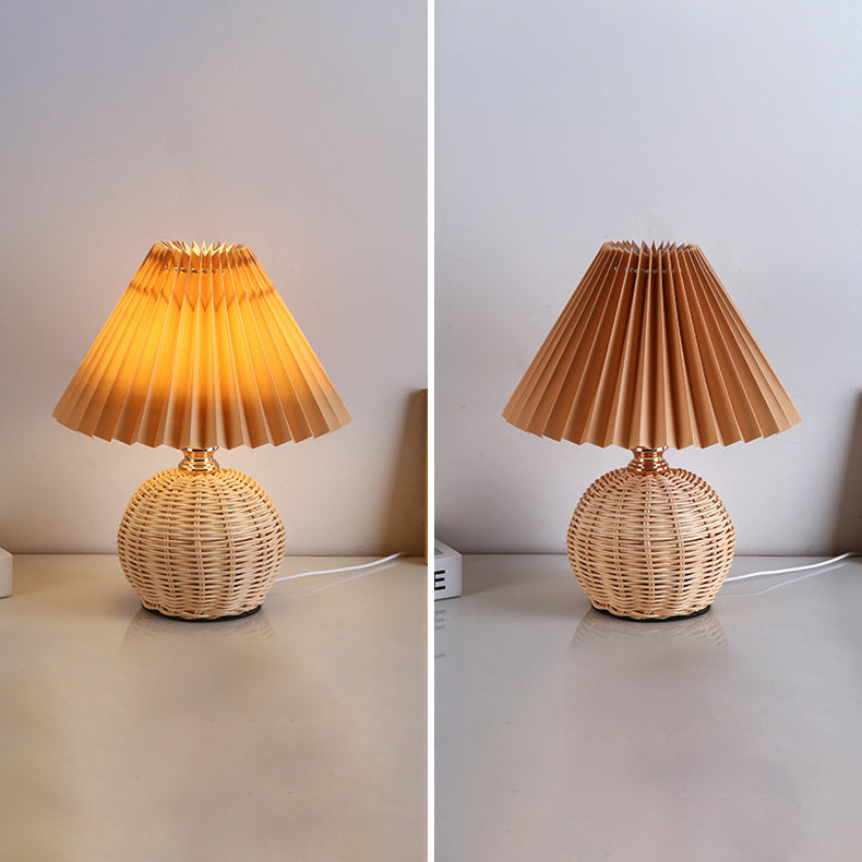 Avelena | RattaLume Nordic LED Tischlampe | Geflochtenes Rattan & Faltstoffschirm | Stimmungslicht | Deko fürs Schlafzimmer