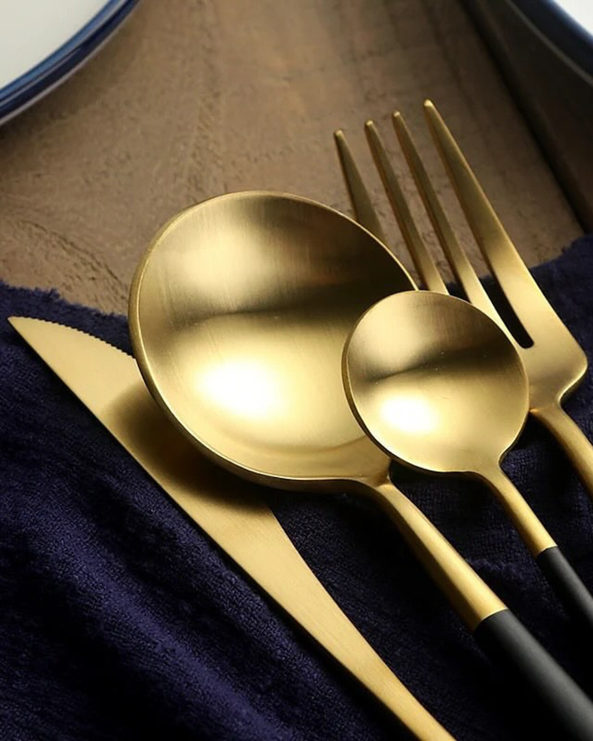 Avelena– Luxus Besteckset mit goldenen Akzenten & mattschwarzen Griffen