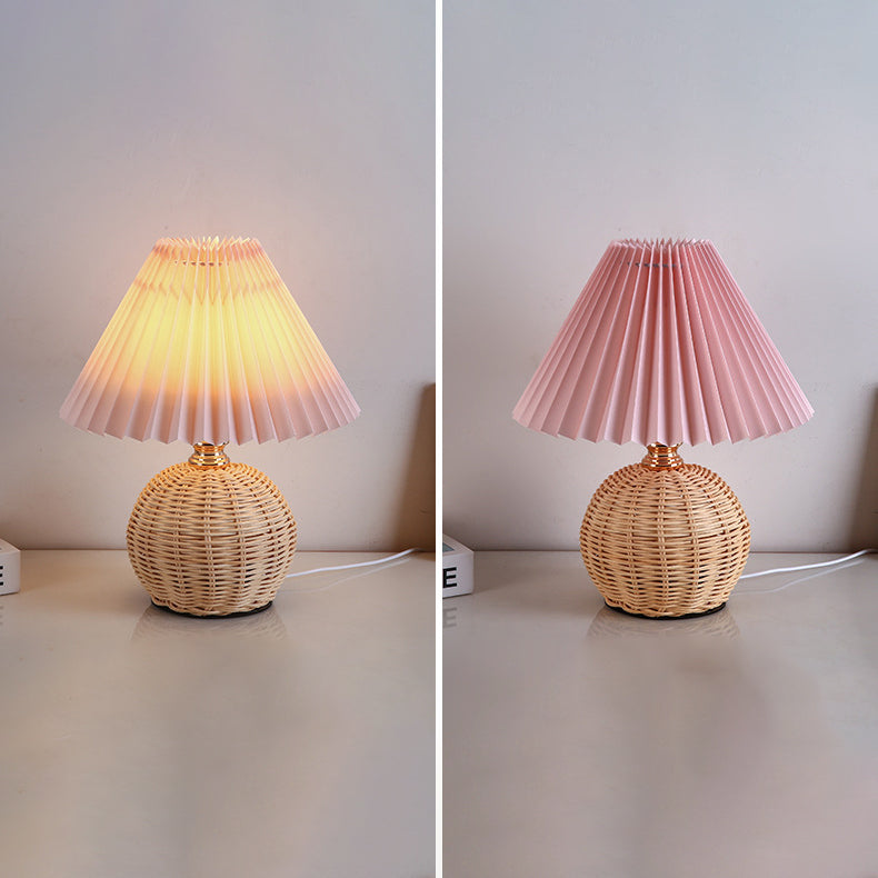 Avelena | RattaLume Nordic LED Tischlampe | Geflochtenes Rattan & Faltstoffschirm | Stimmungslicht | Deko fürs Schlafzimmer