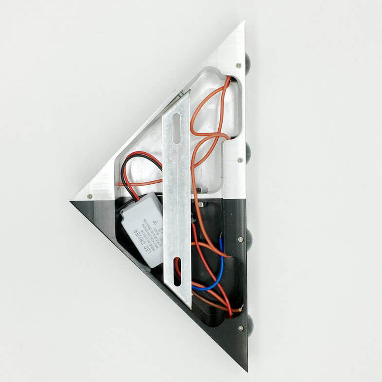 Avelena | TriLumina Prisma LED Wandleuchte | Kreatives Pyramidendesign | Aluminium & Acryl | Farbige Lichtoptionen