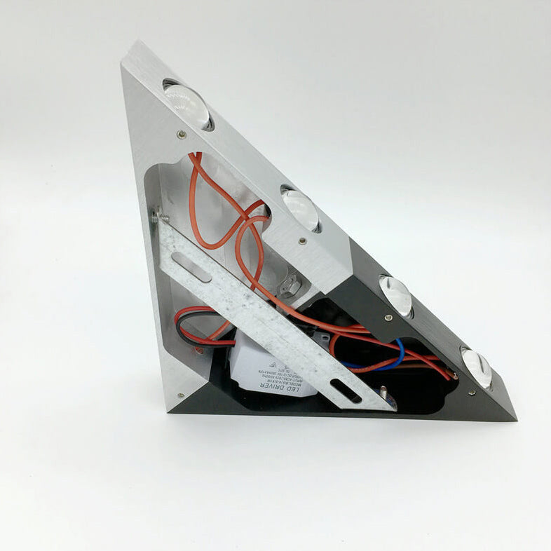 Avelena | TriLumina Prisma LED Wandleuchte | Kreatives Pyramidendesign | Aluminium & Acryl | Farbige Lichtoptionen