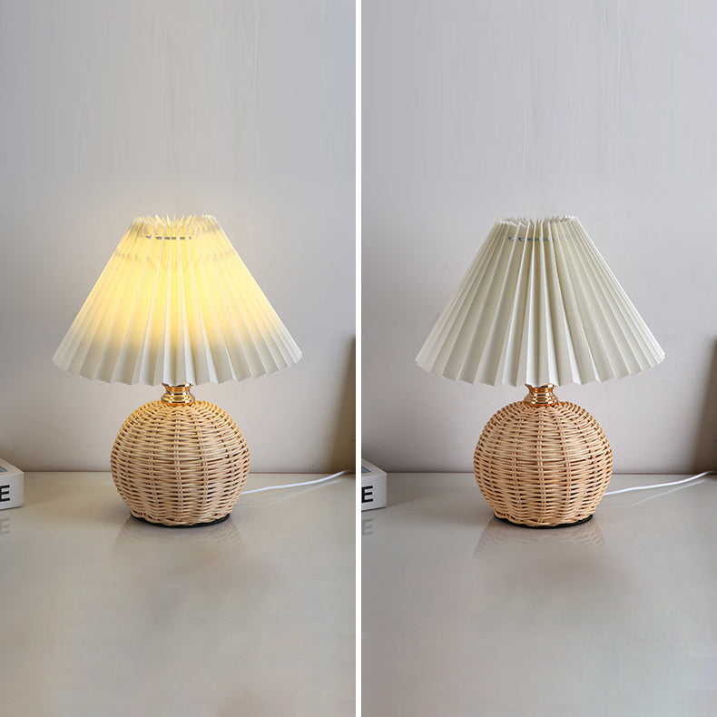 Avelena | RattaLume Nordic LED Tischlampe | Geflochtenes Rattan & Faltstoffschirm | Stimmungslicht | Deko fürs Schlafzimmer