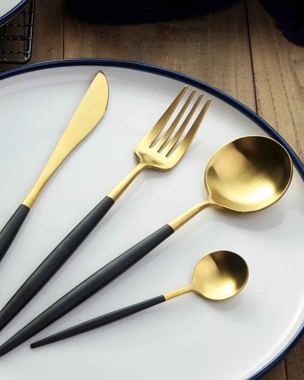 Avelena– Luxus Besteckset mit goldenen Akzenten & mattschwarzen Griffen