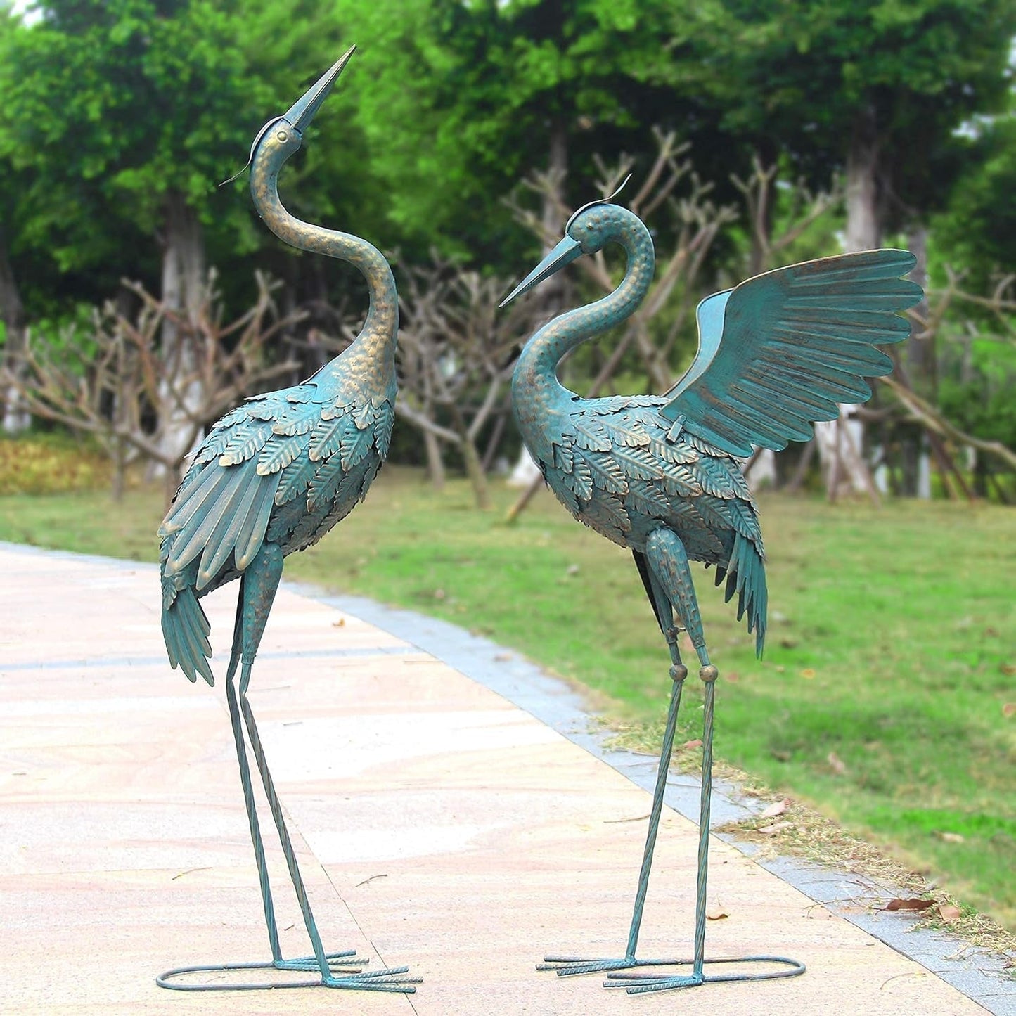 Avelena | 33-37 Zoll Metallkran Gartenstatue Dekor, Vogelgarten Skulptur & Statuen, Außendekoration für Garten Terrasse Rasen Hinterhof Pool, Vintage Ausbreitende Flügel Kran, Set von 2