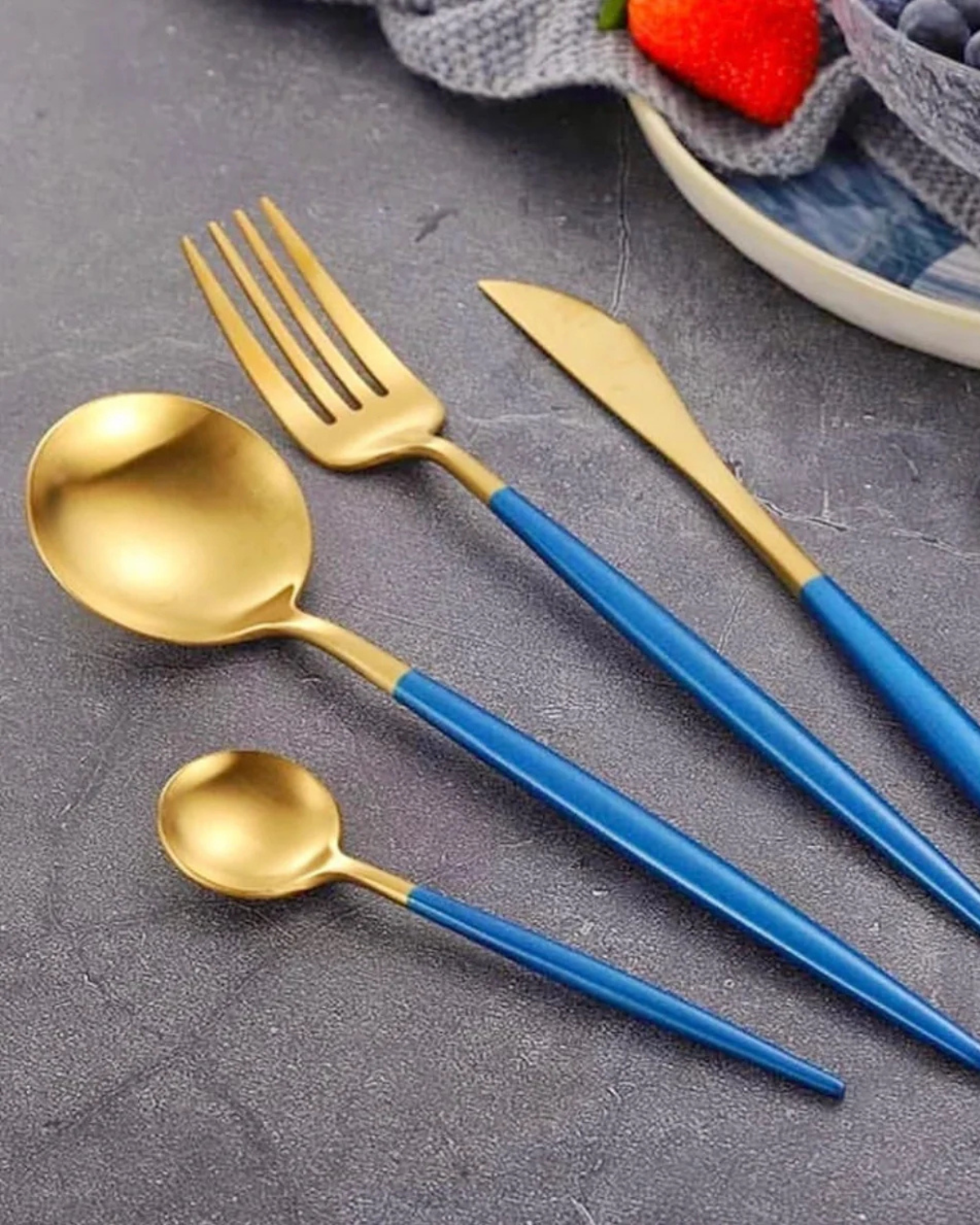 Avelena– Luxus Besteckset mit goldenen Akzenten & mattschwarzen Griffen