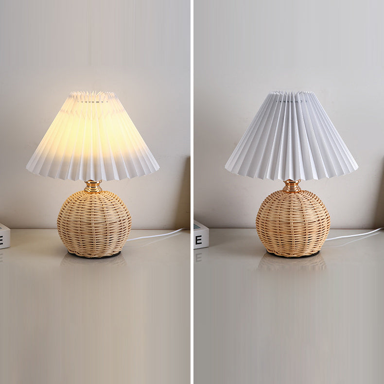 Avelena | RattaLume Nordic LED Tischlampe | Geflochtenes Rattan & Faltstoffschirm | Stimmungslicht | Deko fürs Schlafzimmer