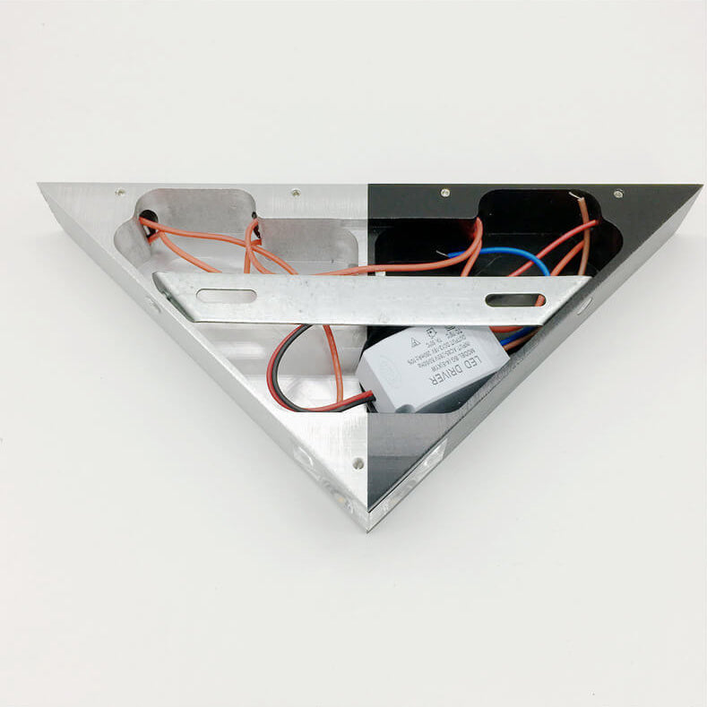 Avelena | TriLumina Prisma LED Wandleuchte | Kreatives Pyramidendesign | Aluminium & Acryl | Farbige Lichtoptionen