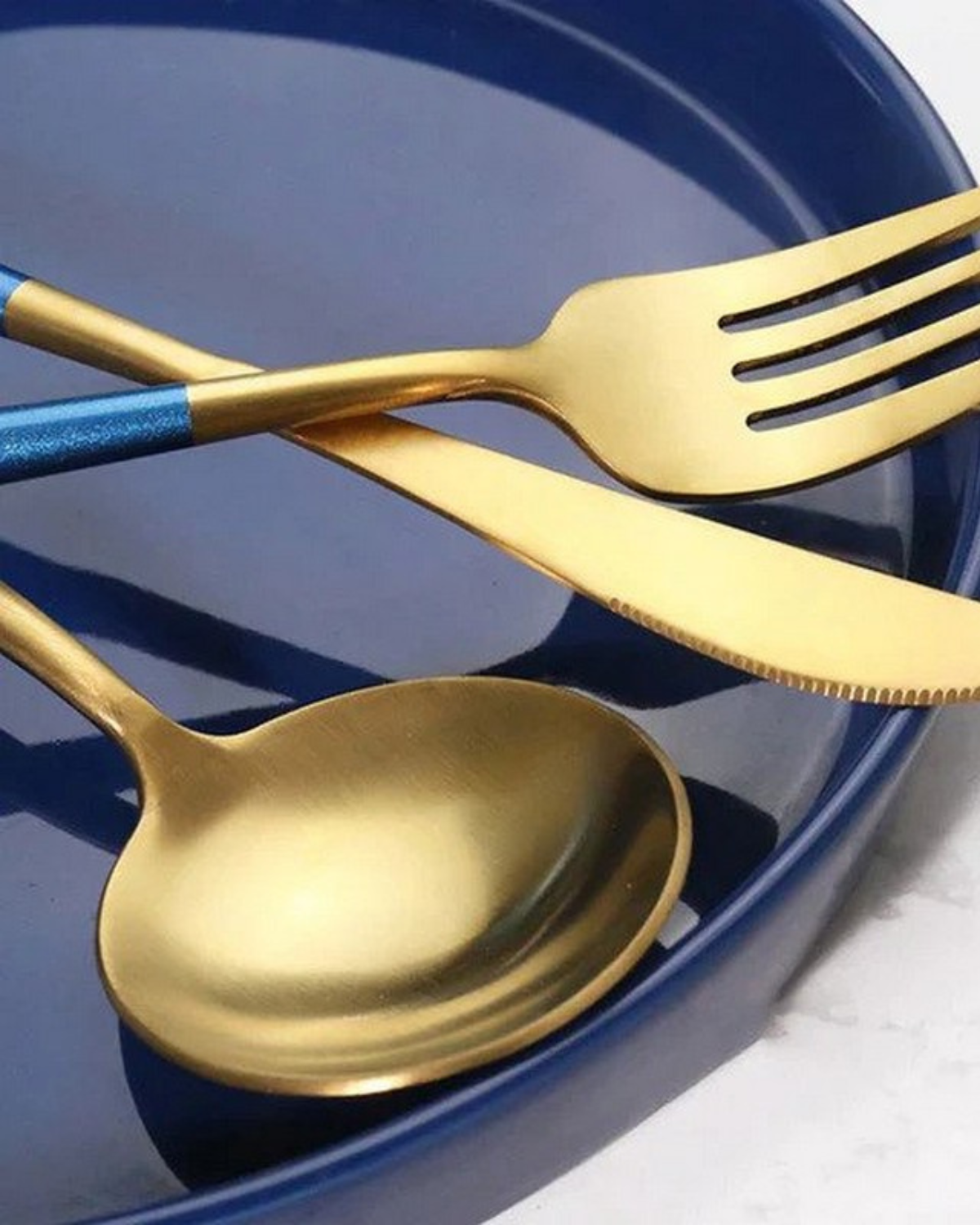 Avelena– Luxus Besteckset mit goldenen Akzenten & mattschwarzen Griffen