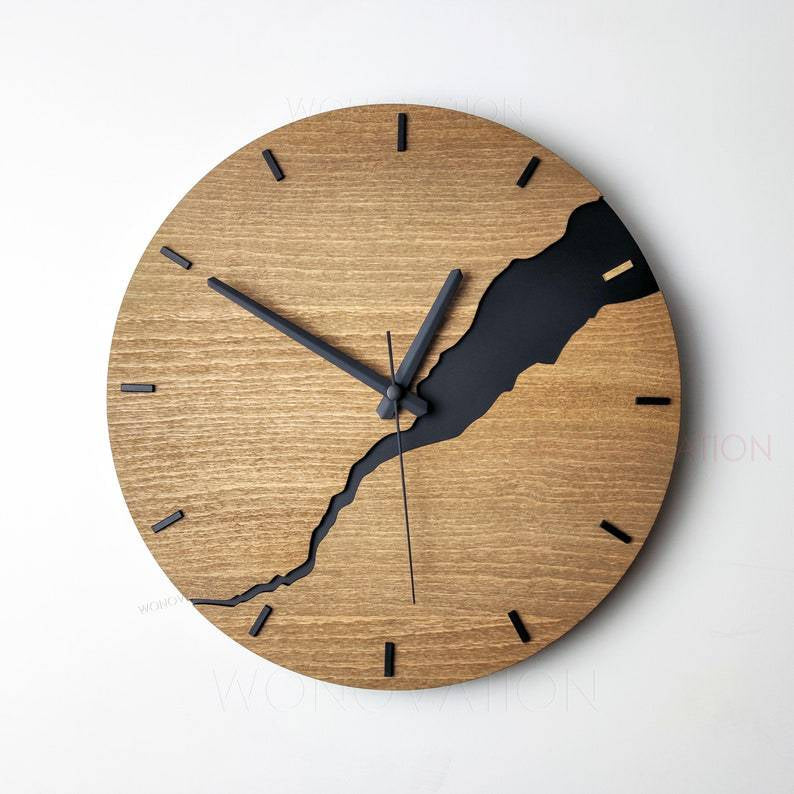 Avelena | RusticEdge – Einzigartige Wanduhr mit rissiger Holzoberfläche und rustikaler Eleganz