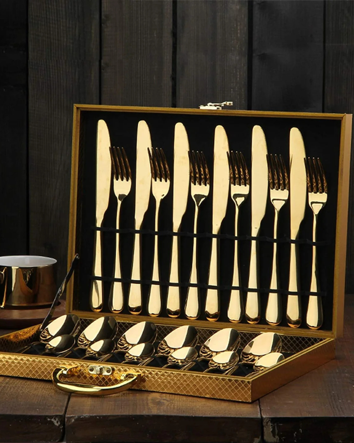 Avelena – Golden Besteckset mit raffiniertem Finish für stilvolles Speisen