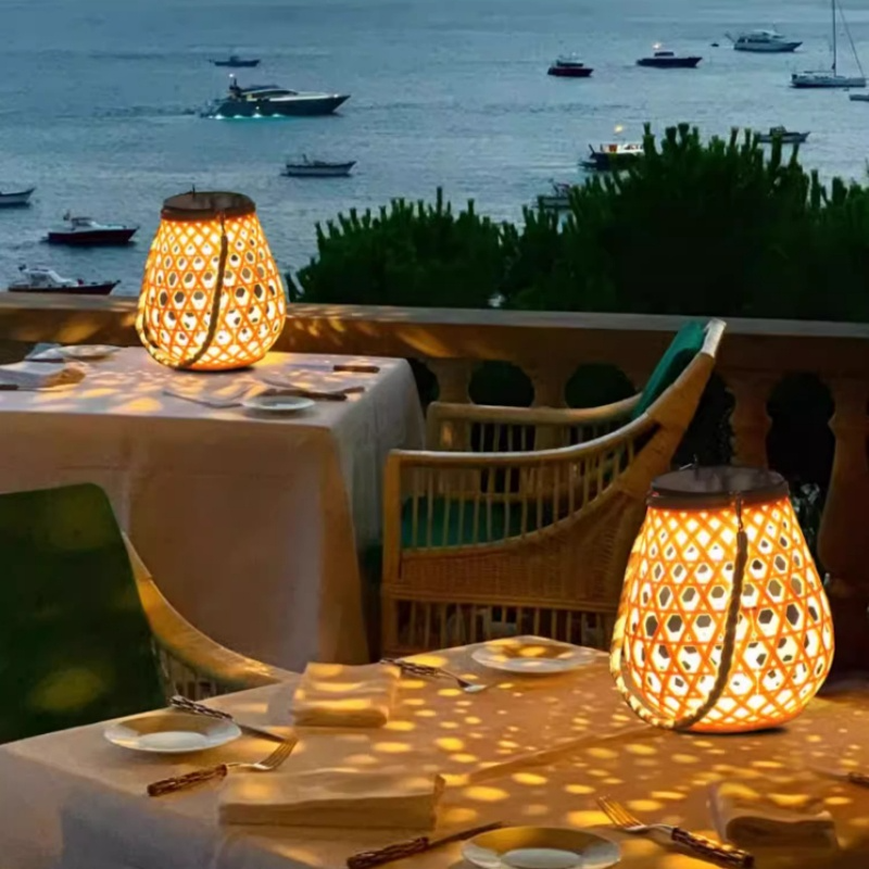 Avelena | Solar LED Rattan-Laterne – Große Außenbeleuchtung im Oval-Design für Garten und Terrasse