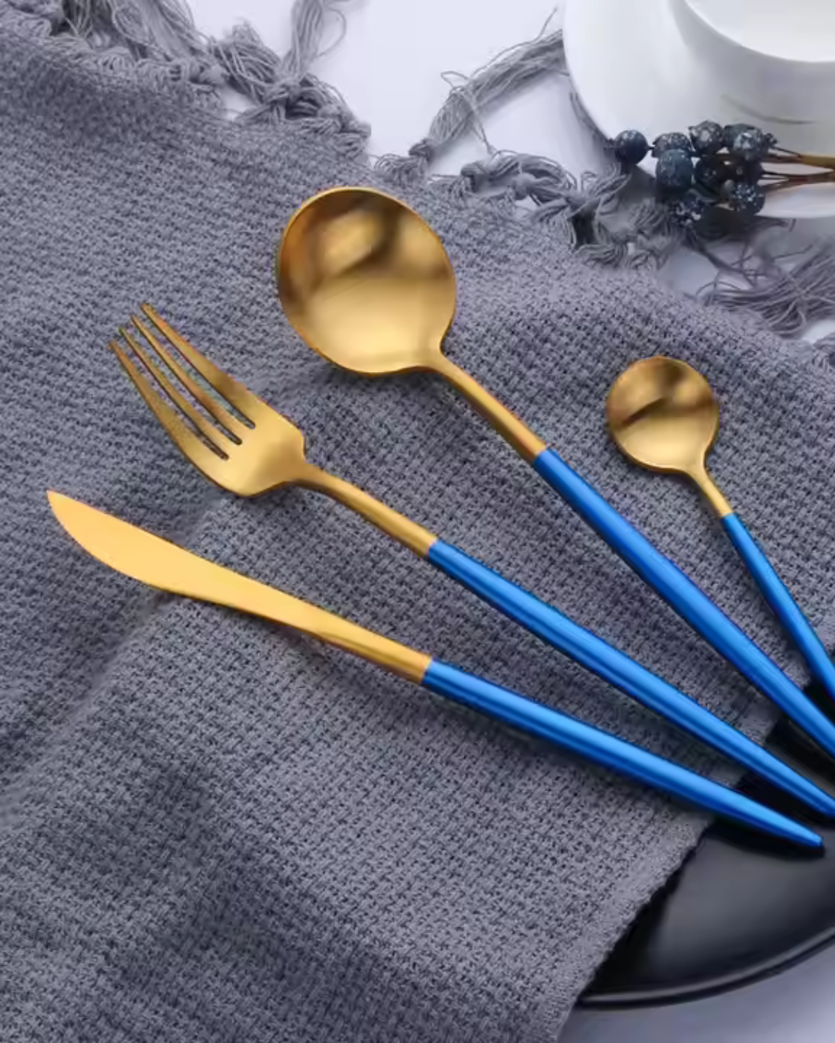 Avelena– Luxus Besteckset mit goldenen Akzenten & mattschwarzen Griffen