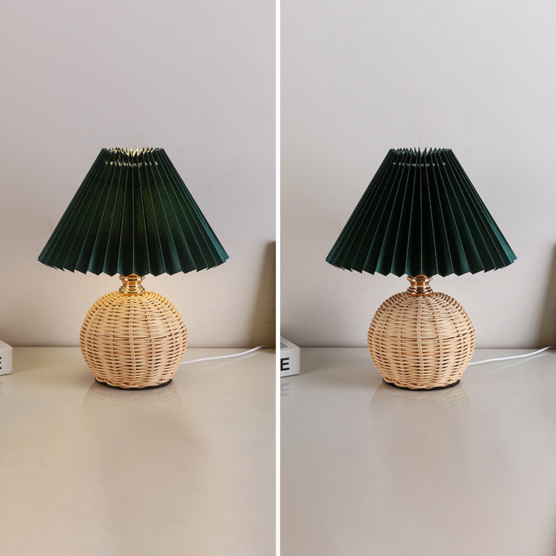 Avelena | RattaLume Nordic LED Tischlampe | Geflochtenes Rattan & Faltstoffschirm | Stimmungslicht | Deko fürs Schlafzimmer