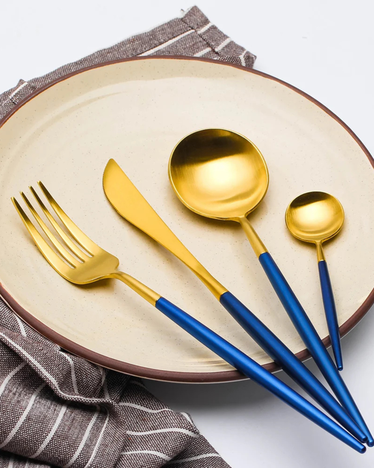 Avelena– Luxus Besteckset mit goldenen Akzenten & mattschwarzen Griffen