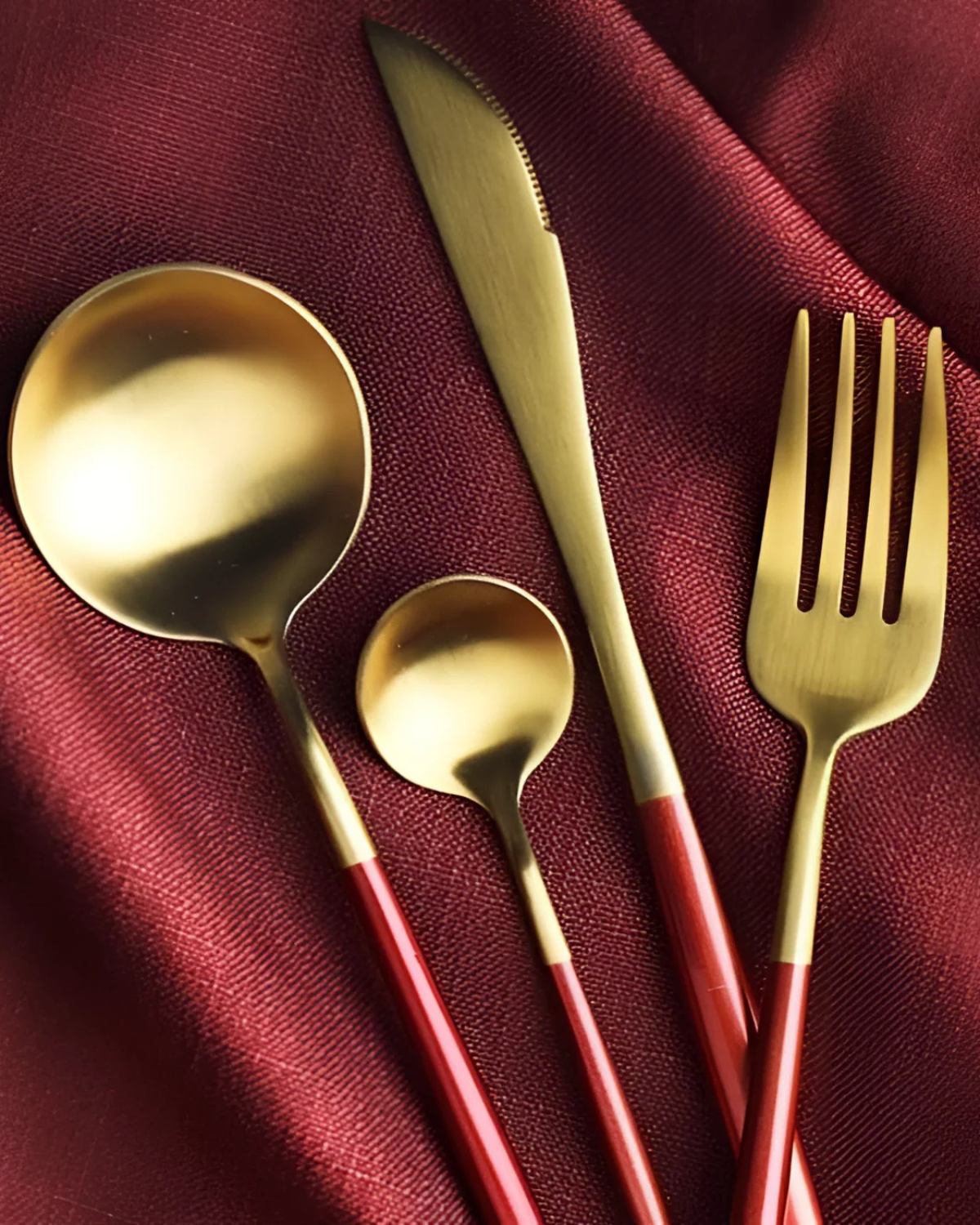 Avelena– Luxus Besteckset mit goldenen Akzenten & mattschwarzen Griffen